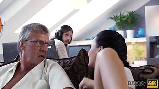 Daddy4k. was wäre dir lieber - computer oder deine freundin? und sie?