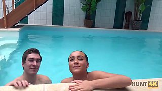 Hunt4k. sesso nella piscina privata