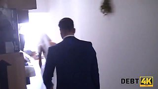 Debt4k. esposa cachonda engaña a su marido por dinero en efectivo delante de él