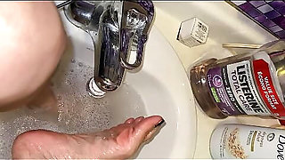 Melove Cleaning her Sexy Small Feet in the Bath