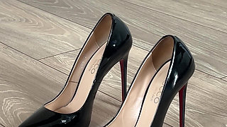Pumps off, Power on - High Heels Rip off