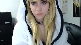 Amateur Webcam Cute Teen Plays Solo with Big Dildo