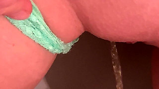 Pissing on My Girlfriend Pussy Lips While She Pee on Toilet