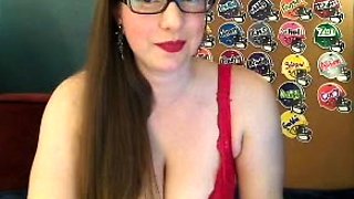 Amateur brunette double toying on webcam
