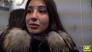 Debt4k. solo il corpo super-caldo e la bocca esperta aiutano la ragazza a evitare l'arresto