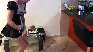 la femme de ménage se fait pisser dessus