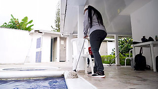 Butt and Horny Maid Takes the Opportunity to Seduce and Fuck Her Boss When They Are Alone at Home