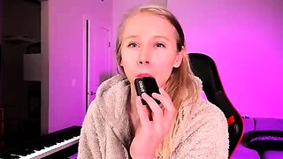 Amateur Blonde Teen Plays Solo with Toy Webcam Porn