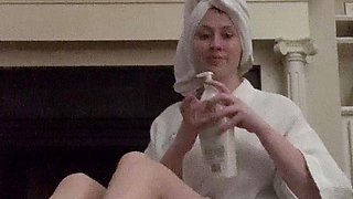 Amateur Foot Fetish Girlfriend Sucks and gives a Footjob