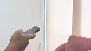 Le Ayudo a Mi Latina Hermanastra a Tomarse Unas Fotos Sexis, a Cambio De Eso Se Mete Mi Enorme Y Rica Polla En Su Boca.