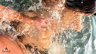 Wild Outdoor Extreme?! Amateur Wave Fuck Orgasm in the Middle of the Sea!