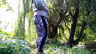 Russian milf with a gorgeous ass pisses a lot outdoors