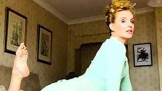 Cumshot amateur MILF suck and jerks dude in the bedroom