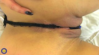 Foxy Mature Woman Drills Her Pink Pussy With A Dildo - MatureNl