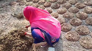 The village Bhabhi went to the edge of the village to throw cow dung and started getting her pussy fucked