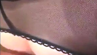 Deutsche MILF gibt im Aufzug tiefe Halsblasjob