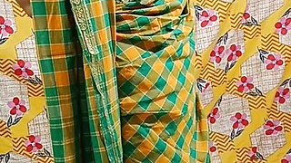 Mallu aunty saree removing