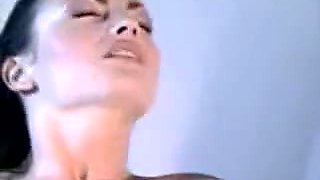La secrétaire italienne se fait baiser après un massage sexy