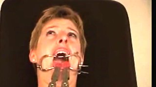 Inserting speculum in Fench slave Isabelle