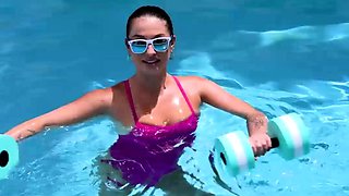 Oiled hottie blows personal trainer outside by the pool