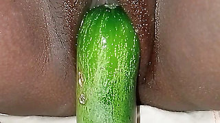 Cucumber inserted in neighbor's vagina, the vagina was very tight