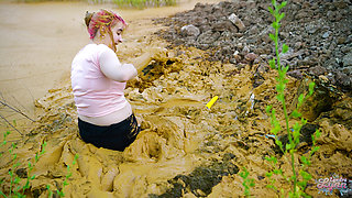 Orgasm in lake of mud - masturbating in clay