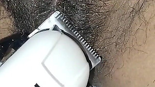 Sister-in-law Cleaned the Pussy by Cutting Hair with a Machine