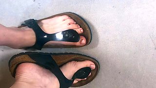 Amateur Foot Fetish Girlfriend Sucks and gives a Footjob