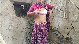 In the open field jungle outdoor, the stepbrother's wife took off her clothes and made a mood in front of her brother-in-law, fingering her pussy.