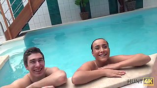 Hunt4k. hunter picked up tart anna rose for nice porn in personal pool