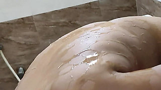 Beautiful Aunty Hot Bathing After Oil Massage