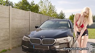 Große Titten - Soapy Car Wash Rewarded With Big Cocking