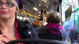 Deutsche Amateure geben Gruppen-Blowjob im Bus