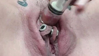 Streching Labia for My New Fan Quittype