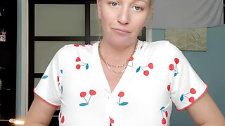 Horny MILF come watch me play for you