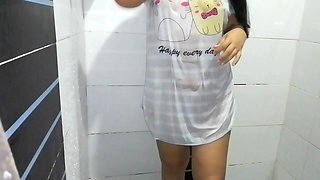 Sexy Dance for My Stepfather in a Video Call Because the Pervert Likes to See My Delicious Body While He Masturbates.