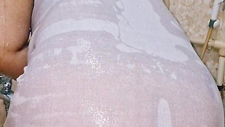 Indian Desi aunty bathing video