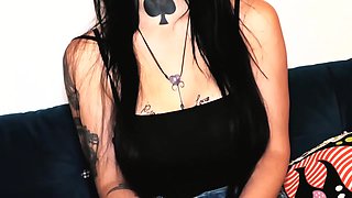 Tiffany takes care of the customers... - Jacquie et Michel TV