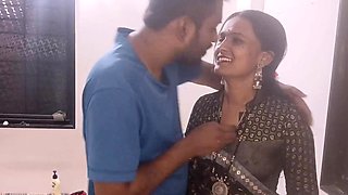 Indian woman with nice curves makes an amateur tape