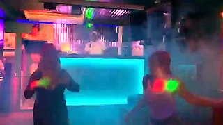 Amateur college babe gives guy a blowjob in reality sexparty