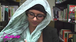 Mia Khalifa flaunts her curves in the library while taking a break