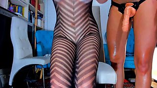 Amateur brunette double toying on webcam