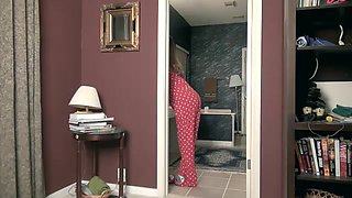 Vanessa Bush slides off her pajamas to have fun - WeAreHairy