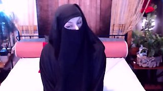 Arab milf with fabulous ass gets herself off on webcam