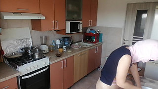 Hot amateur couple having fun in the kitchen. Sexy mom has breakfast in the bedroom, hairy pussy, big tits, big ass.