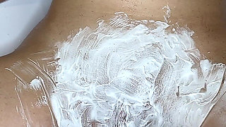 Hairy Pussy Shaving! Teen in a Bra!