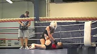 Wrestling les duo pussylicking in boxing ring