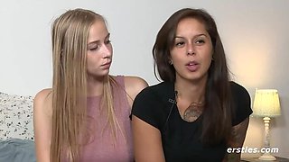 Heiße 22-jährige deutsche Blondine wird so richtig von Freundin verwöhnt