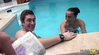 Hunt4k. aventuras sexuales en una piscina privada