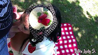 Miss Strawberry Retro Picknick in Italy